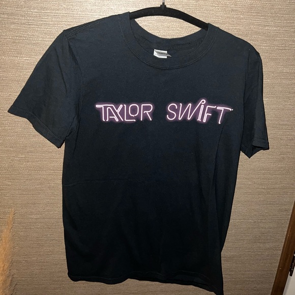 Gildan Tops - Taylor Swift The 1989 World Tour Black T-Shirt Concert Merch Adult Women’s Small